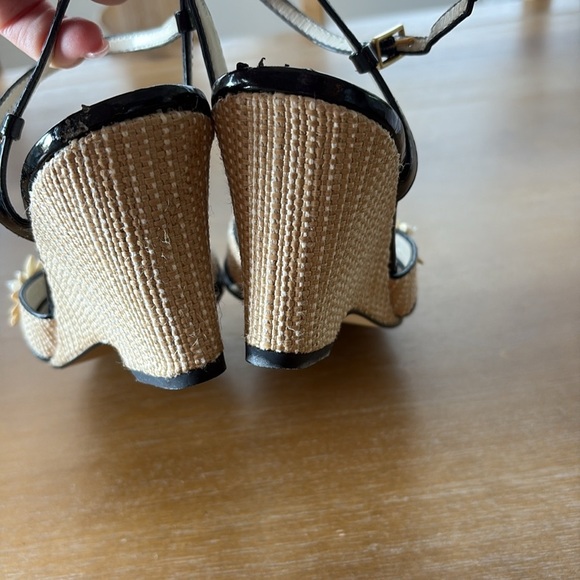 Liz Claiborne Raffia Flower Wedge Sandals 8 - Picture 3 of 8